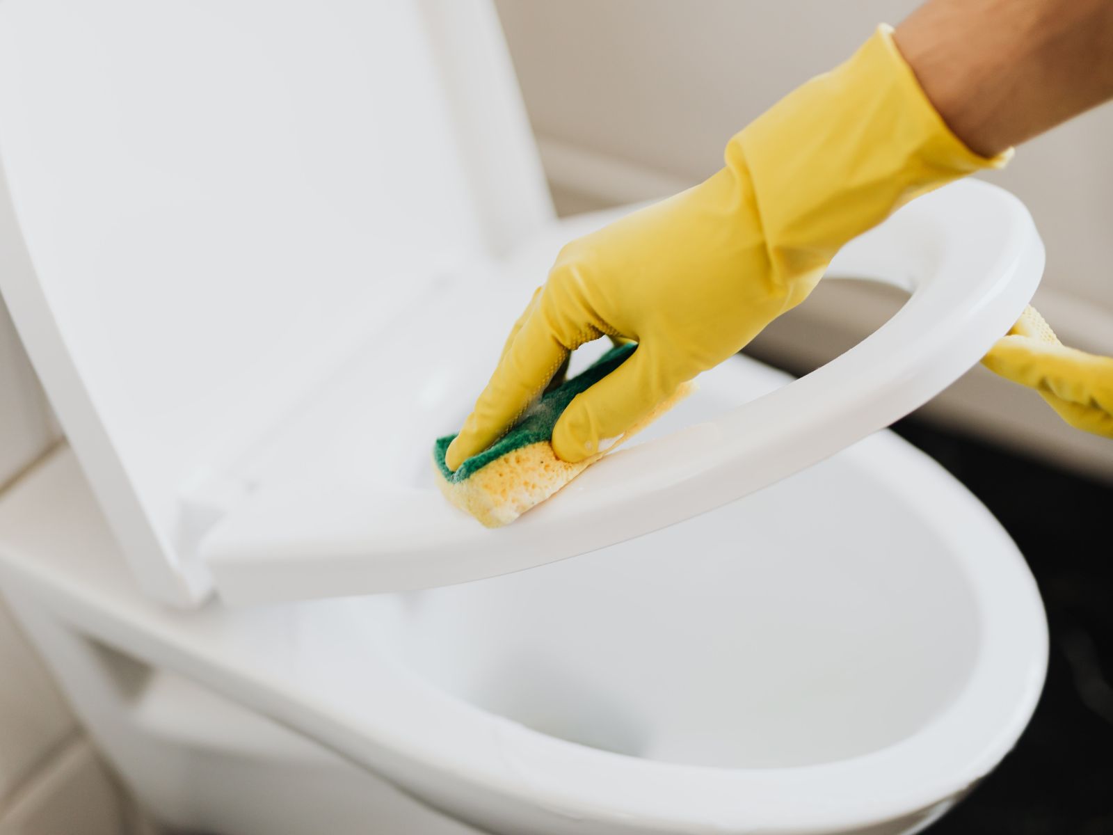 Move-Out Cleaning: Make Your Rental Perfect for New Tenants